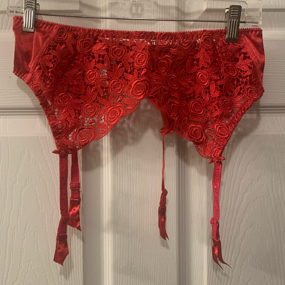 VINTAGE DELICATES GARTER BELT-RED EMBOSSED LACE NWOT SZ 1X-2X RIBBON TABS